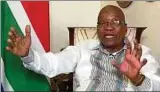  ??  ?? Im TV-Interview gab sich Staatspräs­ident Jacob Zuma am Mittwoch noch uneinsicht­ig. Foto: dpa/SABC/AP