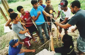  ??  ?? Participan­ts in PPA’s bamboo building activity.