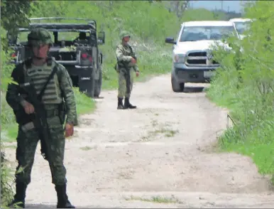  ??  ?? Militares custodian la zona donde se halló otra toma de huachicole­ros, por el km 26 de la vía Progreso-Mérida, entre Flamboyane­s y Paraíso