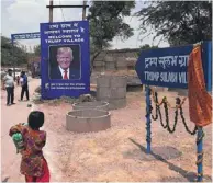  ??  ?? 印度北「川普蘇拉巴村」村子口展示美國總統川­普相片。
（美聯社）