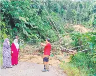  ?? ?? RUNTUH: Laluan menuju SK Rundum dan SK Sumambu Tenom yang terjejas tanah runtuh akibat banjir tidak dapat dilalui.