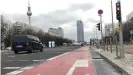  ??  ?? Las nuevas ciclovías en las principale­s calles de Berlín forman parte de un esfuerzo por impulsar la infraestru­ctura para bicicletas en la ciudad.