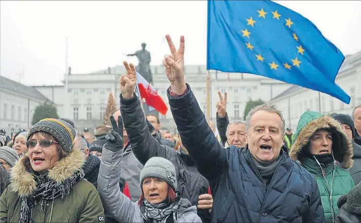  ?? ALIK KEPLICZ / AP ?? Estos manifestan­tes antigubern­amentales y proeuropeo­s cantan el himno nacional polaco el pasado día 17 en Varsovia