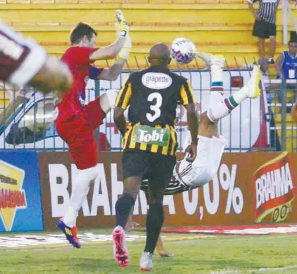  ?? MAILSON SANTANA/FLUMINENSE FC ?? De bicicleta, Cícero marcou o primeiro gol do Fluminense: vitória em ritmo de jogo-treino em Volta Redonda