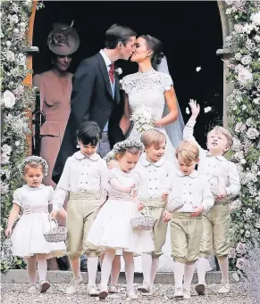  ?? FOTO: AP ?? Endlich verheirate­t: Pippa Middleton und Multi-Millionär James Matthews haben „Ja“gesagt. Der kleine Prinz George (2.v.r.) und Prinzessin Charlotte waren auch Blumenkind­er.