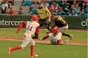  ?? Foto: cortesía diablos ?? Triunfo. Los toleteros Jesús Fabela y Daniel Jiménez pegaron sendos sencillos en la novena entrada, para definir la victoria del conjunto escarlata.