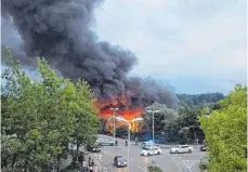  ?? FOTO: PRIVAT ?? Großbrand am Freitagabe­nd bei der Bausch GmbH in Ravensburg.