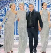  ?? PHOTO: KATHY WILLENS/AP ?? Fashion designer Naeem Khan takes a bow with models Alva Chinn, Karen Bjornson and Pat Cleveland