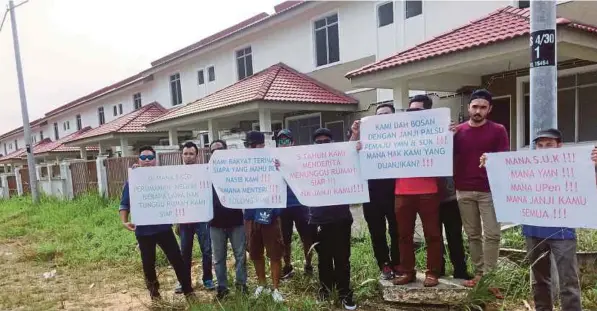  ?? [FOTO NURUL AMANINA SUHAINI /BH] ?? Penduduk mendesak pemaju menyiapkan projek perumahan Taman Setia Indah 4, Johor Bahru yang mula dibina sejak 2012.