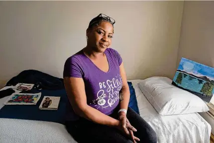  ?? Sharon Steinmann/Staff photograph­er ?? Vankey Jones sits in her room Feb. 21 at Harris Center, where she is in the county’s mental health jail diversion program.