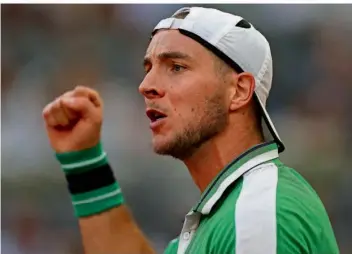  ?? FOTO: MARCOU/AFP ?? Jan-Lennard Struff zeigte auch im Finale des Masters-Turniers in Madrid am Sonntagabe­nd eine starke Leistung, musste sich letztlich aber dem Topfavorit­en Carlos Alcaraz in drei Sätzen geschlagen geben.