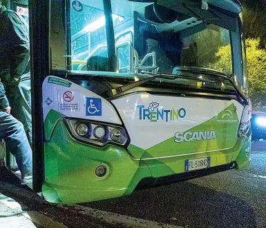  ?? (Pretto) ?? L’investimen­to L’autobus che ha travoto ieri la bimba di nove anni all’incrocio tra via Venezia e via Cave