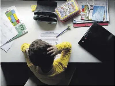  ?? Eduardo Parra / Europa Press ?? Un niño se dispone a estudiar sentado ante el escritorio de su habitación en casa.