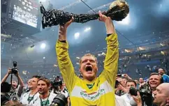  ??  ?? Bitter, der Handballer: Mit dem HSV Handball gewann der Torhüter 2013 die Champions League und 2011 die Deutsche Meistersch­aft.