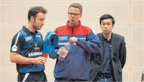  ?? FOTO: VOLKER STROHMAIER ?? TTF-Trainer Dmitrij Mazunov (Mitte) erwartet gegen Bergneusta­dt ein „nicht ganz einfaches“Spiel, in dem Simon Gauzy (l.) möglicherw­eise die Chance auf eine Revanche gegen Benedikt Duda bekommt.