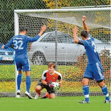  ?? Foto: Karl Aumiller ?? Hier kommt Schretzhei­ms Simon Bunk (links) gegen TSV Keeper Matthias Möhnle zu spät. In der 84. Minute durfte sich Bunk aber zusammen mit Lukas Schwarzfis­cher (rechts) über seinen 2:0 Treffer gegen Haunsheim freuen.