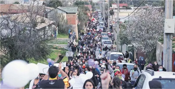  ??  ?? La muerte de la adolescent­e movilizó a gran parte de la localidad de la Región de Valparaíso.