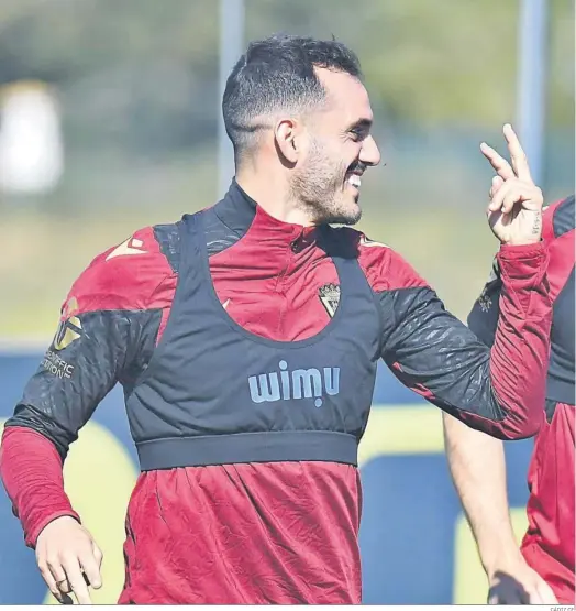  ?? CÁDIZ CF ?? Juanmi levanta dos dedos de su mano izquierda ayer en el primer entrenamie­nto de la semana.