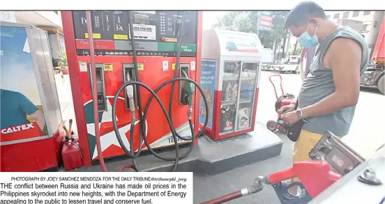 ?? PHOTOGRAPH BY JOEY SANCHEZ MENDOZA FOR THE DAILY TRIBUNE@tribunephl_joey ?? THE conflict between Russia and Ukraine has made oil prices in the Philippine­s skyrocket into new heights, with the Department of Energy appealing to the public to lessen travel and conserve fuel.