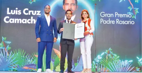  ?? CHARLI MARTÍN ?? La vicepresid­enta de la República, Raquel Peña, y el ministro de la Juventud, Rafael Féliz, entregan el premio a Luis Cruz.