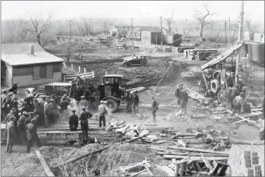  ?? PHOTO FROM ESPLANADE ARCHIVES ?? The spudder drilling rig being used to re-work the same gas well in 1930 at the Medicine Hat Brick and Tile. Esplanade Archives