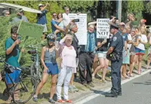  ??  ?? Varios ciudadanos se manifestar­on contra el presidente Donald Trump cuando llegó a Nueva York por la forma en la que emplea sus discursos.