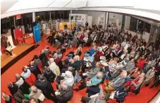  ?? Foto: Ulrich Wagner ?? Voll besetzt mit aufmerksam­en Zuhörern war das Foyer der Neuen Stadtbüche­rei Augsburg beim Literatura­bend im vorigen Jahr.