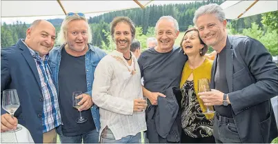  ?? [ Jürgen Fuchs (4)] ?? Pilz und die Spaßmacher: Rudi Roubinek, Gregor Seberg, Michael Ostrowski, Peter und Gudrun Pilz, Florian Scheuba (v. l.).