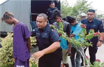  ??  ?? TIGA lelaki didakwa di Mahkamah Majistret Kampar atas pertuduhan pecah masuk bilik penuntut UTAR.