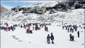  ?? AQIL KHAN /HT ?? Tourists at the 13,500ft high Rohtang Pass near Manali.