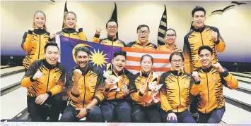  ??  ?? The Malaysian team celebrate with Lu (third left, back row) and Chok (third right) at the end of the competitio­n.
