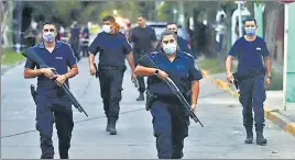  ?? REUTERS ?? Police arrive at the hospital where people are being treated after consuming cocaine suspected of containing a poisonous substance, on the outskirts of Buenos Aires, Argentina.