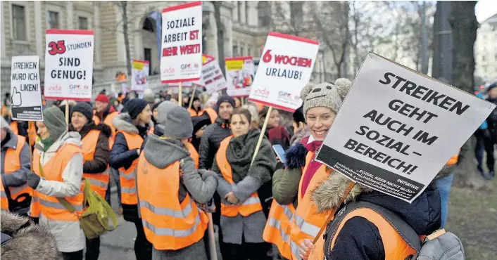  ??  ?? Mit Warnstreik­s, Kundgebung­en und Versammlun­gen will die Gewerkscha­ft Verbesseru­ngen der Arbeitsbed­ingungen in Sozial- und Gesundheit­svereinen erwirken.