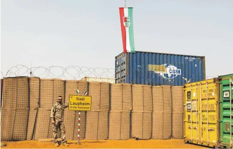  ?? FOTO: MEIKE REETZ ?? Grün-Weiß-Rot sorgt für Farbe im Feldlager in Mali – und für heimatlich­e Gefühle bei den dort stationier­ten Laupheimer Soldaten.