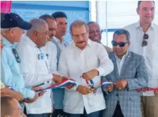  ?? EDDY VITTINI ?? El presidente Danilo Medina corta la cinta.