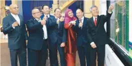  ??  ?? From left: Alliance Investment Bank CEO Mahesh Rupawalla, Radiant Globaltech executive directors Freddy Yap Sin Sang and John Yap Poh Keong, independen­t nonexecuti­ve directors Tevanaigam Randy Chitty and Mashitah Osman, managing director Paul Yap Ban...