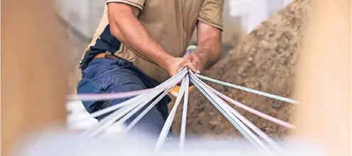  ??  ?? Mit Hochdruck haben auch in Industrieg­ebieten in Düsseldorf die Arbeiten am Netzausbau begonnen. Besonders im Fokus stehen etwa die Stadtteile wie Heerdt und Reisholz.