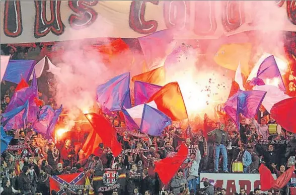  ?? EFE / ARCHIVO ?? Bengalas y simbología ultra en el sector del Frente Atlético en el Calderón, en el 2005, en un partido contra el Valencia