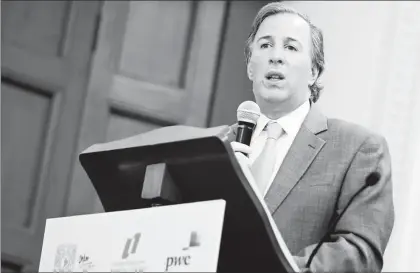  ??  ?? El secretario de Hacienda, José Antonio Meade, ayer durante la entrega del premio nacional de investigac­ión sobre finanzas estatales, en el Palacio de Minería ■ Foto Yazmín Ortega Cortés