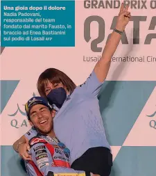  ?? AFP ?? Una gioia dopo il dolore Nadia Padovani, responsabi­le del team fondato dal marito Fausto, in braccio ad Enea Bastianini sul podio di Losail