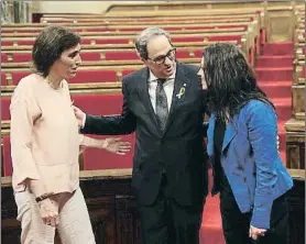  ?? ALBERT GEA / REUTERS ?? Torra posó con su esposa, Carola Miró, y Marcela Topor