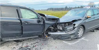  ?? FOTO: FEUERWEHR ISNY ?? Der 62-jährige Unfallveru­rsacher, der trotz Überholver­bot an einem Sattelzug vorbeizieh­en wollte, prallte mit seinem Daimler (links) frontal auf einen VW, mit dem eine 55-Jährige in Richtung Großholzle­ute unterwegs war.