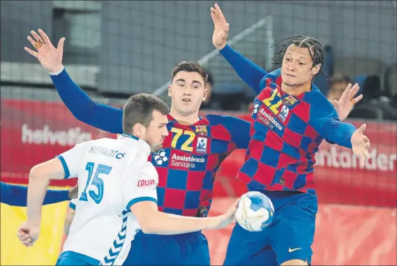  ?? FOTO: JOSÉ ANTONIO GARCÍA SIRVENT ?? Ludovic Fàbregas y Thiagus Petrus, con nuevo ‘look’, completaro­n un día más un gran partido en defensa. El pivote francés también marcó cinco goles en ataque