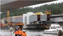  ?? Fotos: dpa/Danny Gohlke; Bernd Wüstneck ?? Per Kehrmaschi­ne wurde die Brücke zur Übergabe zu gesäubert (o.). Erst im Dezember war das Mittelteil eingepasst worden (u.).