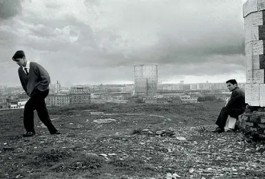  ??  ?? Bianco e nero Pier Paolo Pasolini sul Monte Testaccio in una foto celebre di Paolo di Paolo
