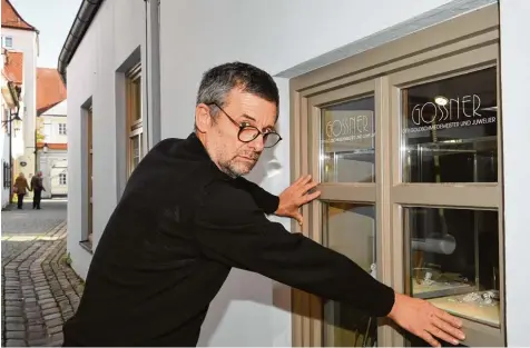  ?? Foto: Bernhard Weizenegge­r ?? Durch dieses Fenster sind die Einbrecher in das Juwelierge­schäft von Anton Goßner gelangt. Die Diebe verursacht­en einen Schaden von mehr als 33000 Euro. Jetzt sind sie verurteilt worden.