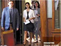  ??  ?? DESASTRE
Mesmo virando piada nas redes sociais, a prefeita Virginia Raggi deverá ser reeleita