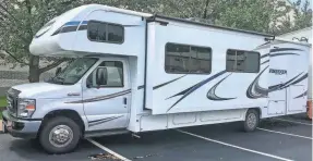  ??  ?? Drew Stanton and other Browns quarterbac­ks are using an RV as a getaway during their training camp. It sits in the players parking lot.