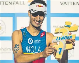  ?? FOTO: GETTY ?? Mario Mola con el trofeo que le acredita como líder del Mundial tras Estocolmo