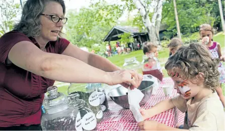  ?? SUBMITTED PHOTO ?? Marianne Beacon from Elderberry Herbals helps an attendee of GreenUp Ecology Park Family Night assemble a home made tea bag from dried hibiscus, rose hips and red clover tied in cheeseclot­h in order to make naturally flavoured water. Healthy Kids...